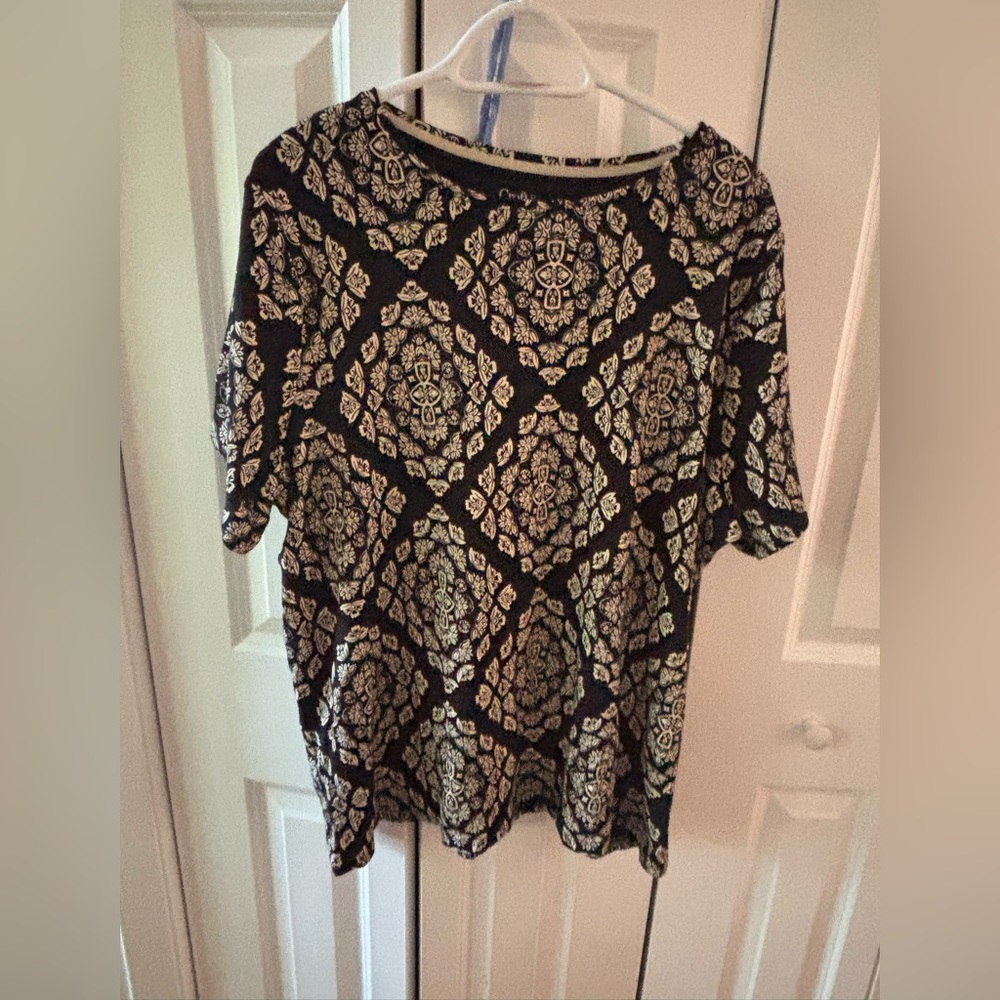 Black Short-Sleeve Patterned Tee with Cream Medallion Print